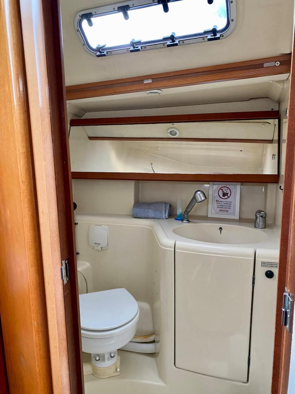 Magnificent Sailboat With Free Parking For Cars Botel *