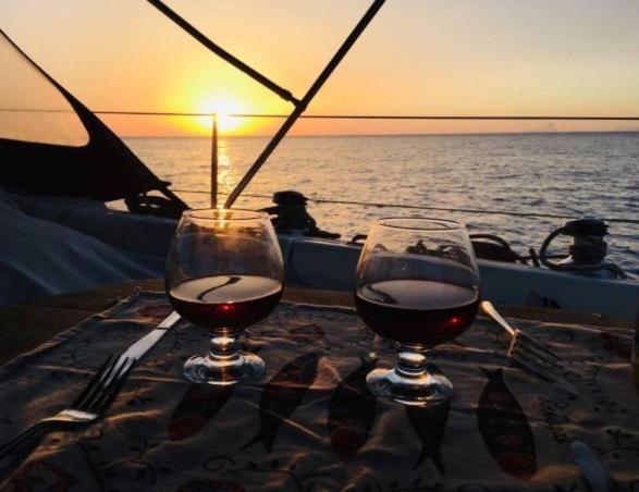 Magnificent Sailboat With Free Parking For Cars Botel *