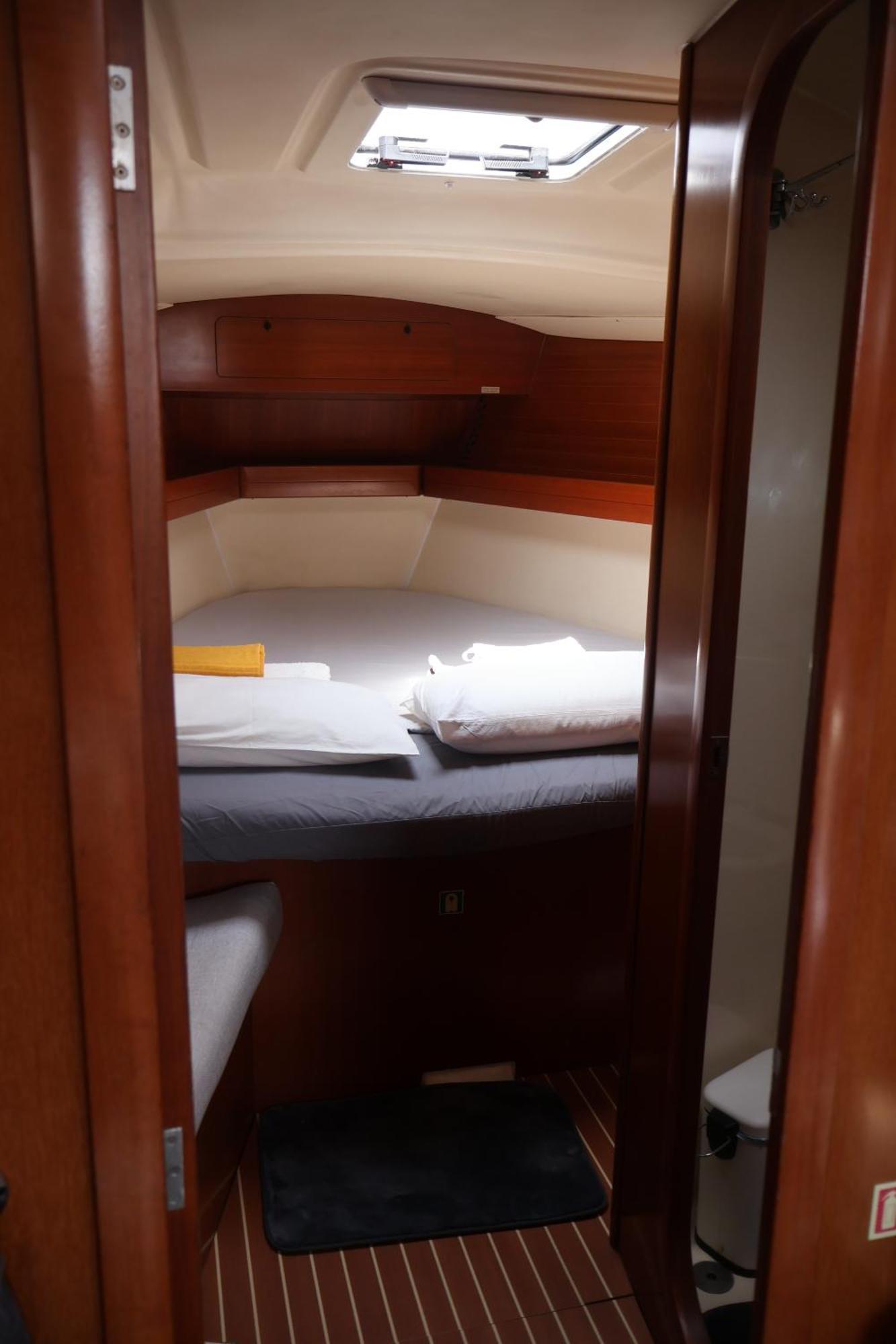 Magnificent Sailboat With Free Parking For Cars Botel