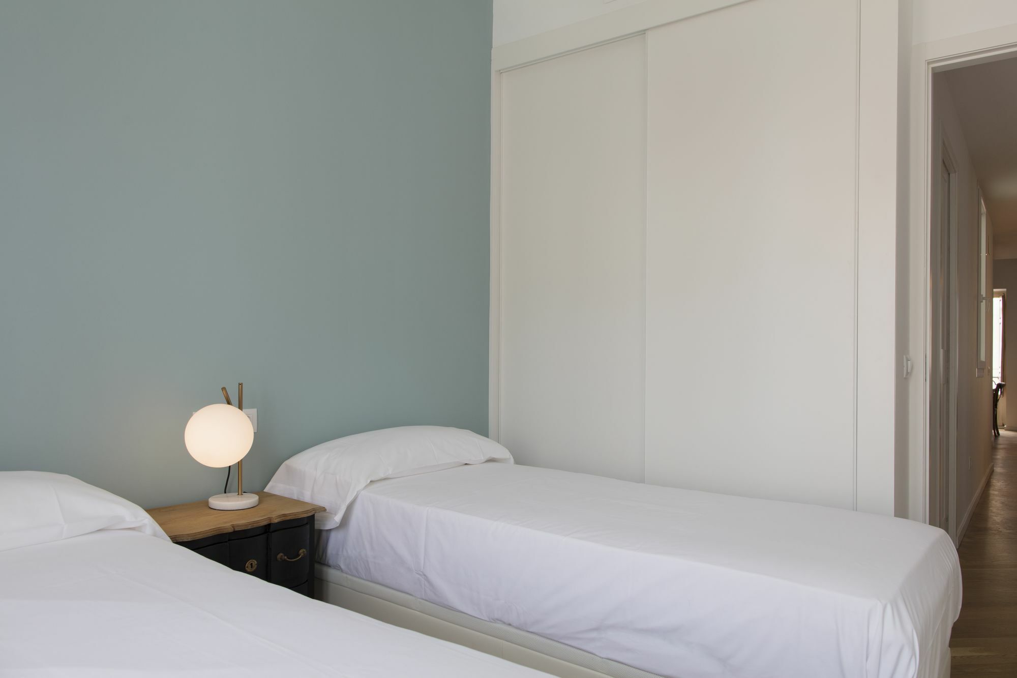 Chic And In Lively But Quiet Area Apartment *